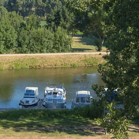 Au Val Des Cedres Bed & Breakfast *